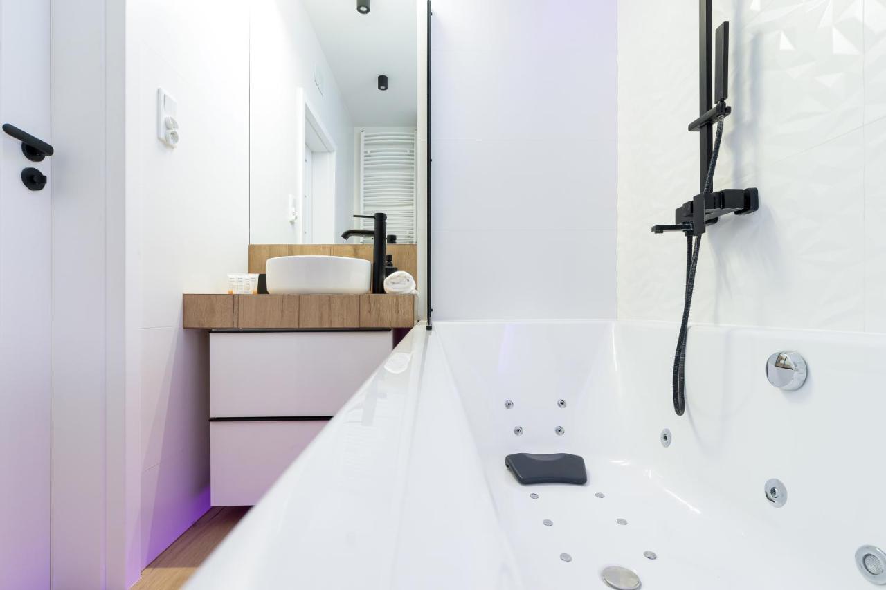 Movie Jacuzzi Apartment At The Main Station By Noclegi Renters คราคูฟ ภายนอก รูปภาพ