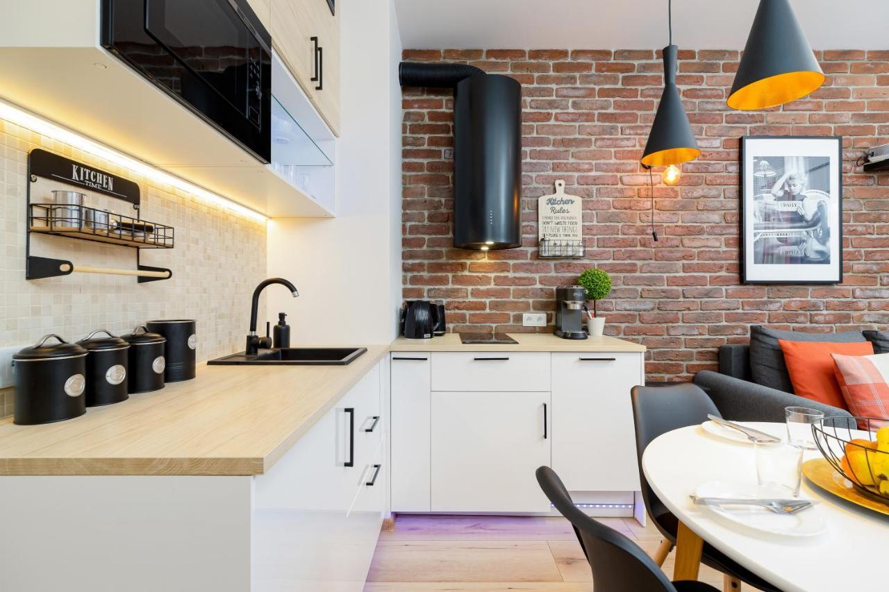 Movie Jacuzzi Apartment At The Main Station By Noclegi Renters คราคูฟ ภายนอก รูปภาพ
