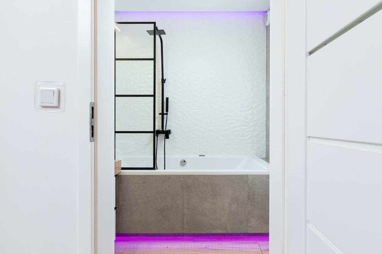Movie Jacuzzi Apartment At The Main Station By Noclegi Renters คราคูฟ ภายนอก รูปภาพ