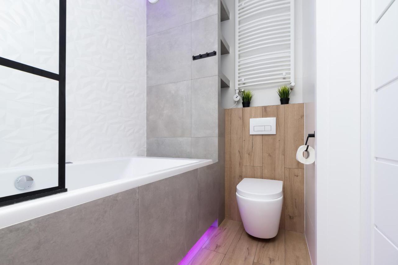 Movie Jacuzzi Apartment At The Main Station By Noclegi Renters คราคูฟ ภายนอก รูปภาพ